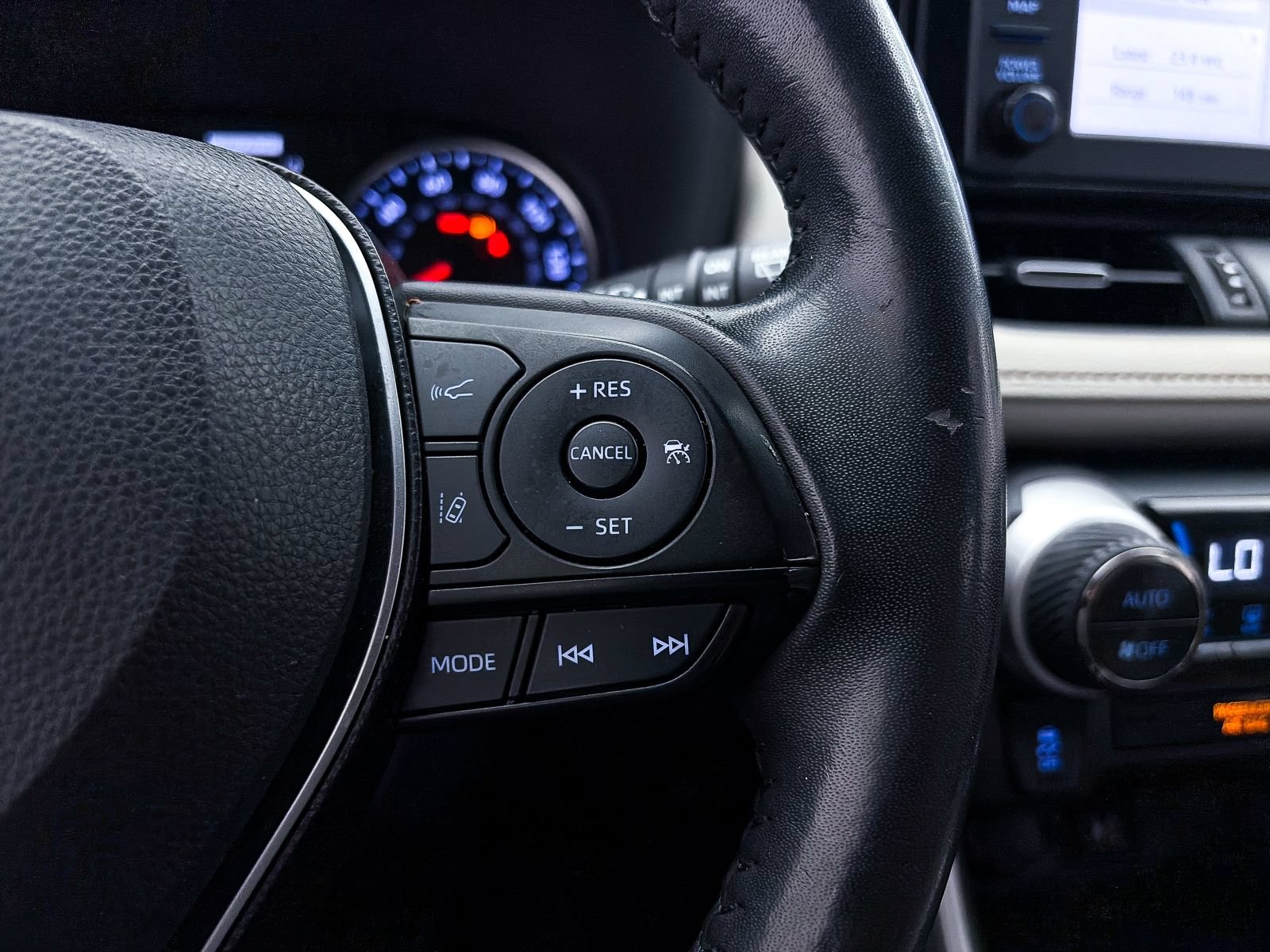 Used 2019 Toyota RAV4 XLE Premium w/ Carpet Mat Package FWD image 30