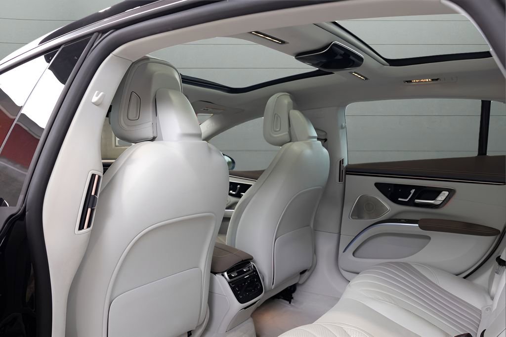 Used 2022 Mercedes-Benz EQS 580 4MATIC Sedan w/ Pinnacle Trim Package image 57