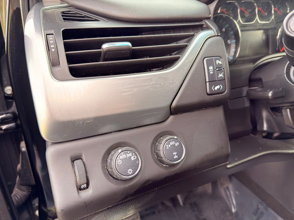 Used 2018 Chevrolet Suburban LT image 21