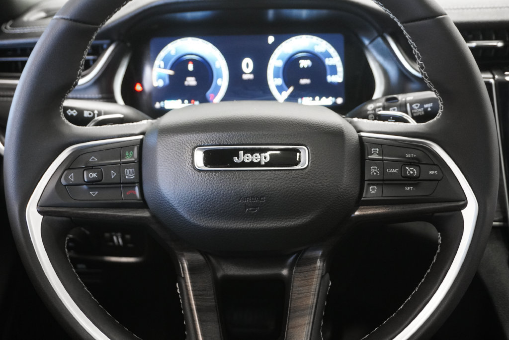 Used 2025 Jeep Grand Cherokee Limited w/ MOPAR Finishing Package AWD/4WD image 17