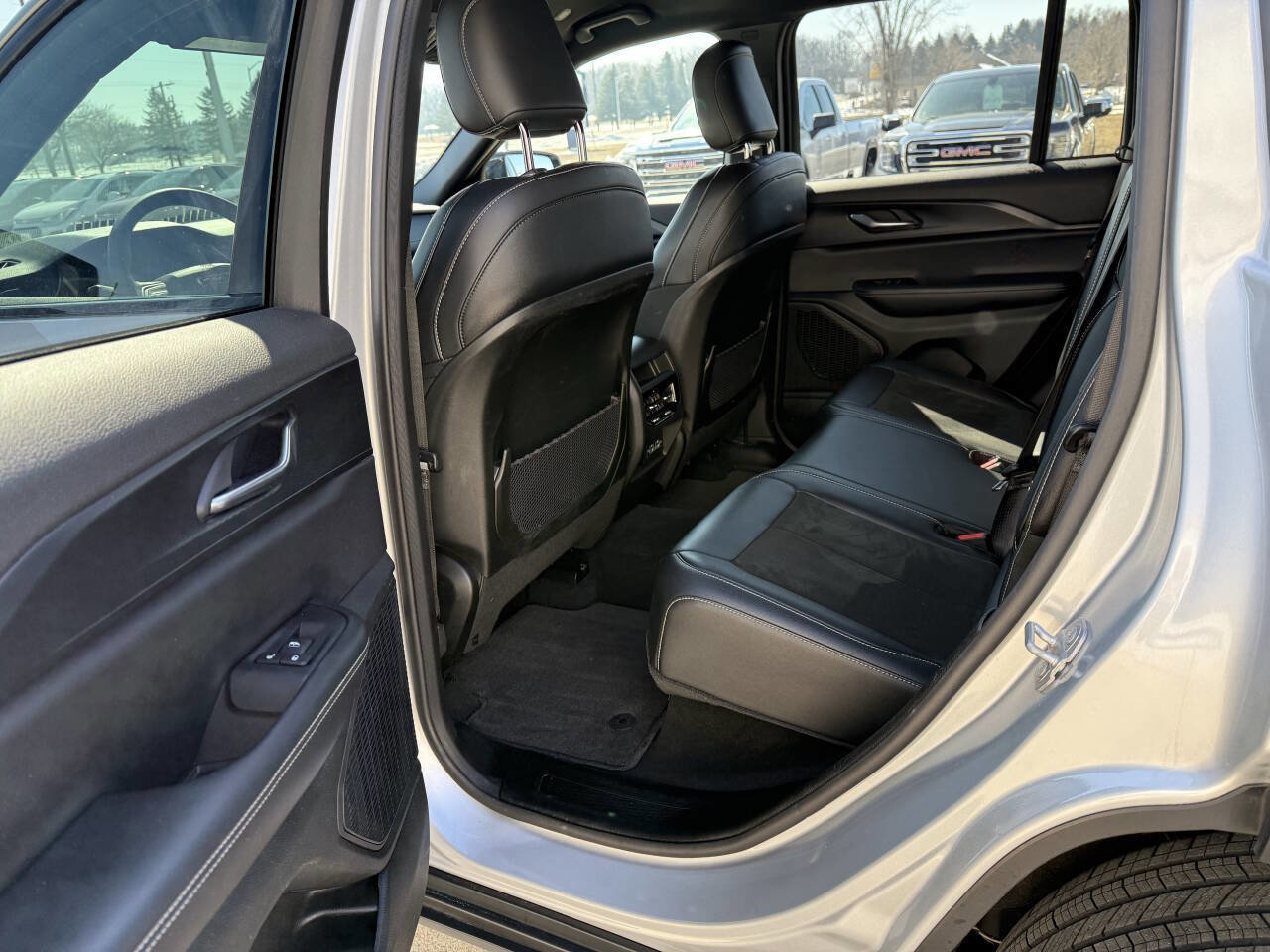 Used 2025 Jeep Grand Cherokee Altitude image 6