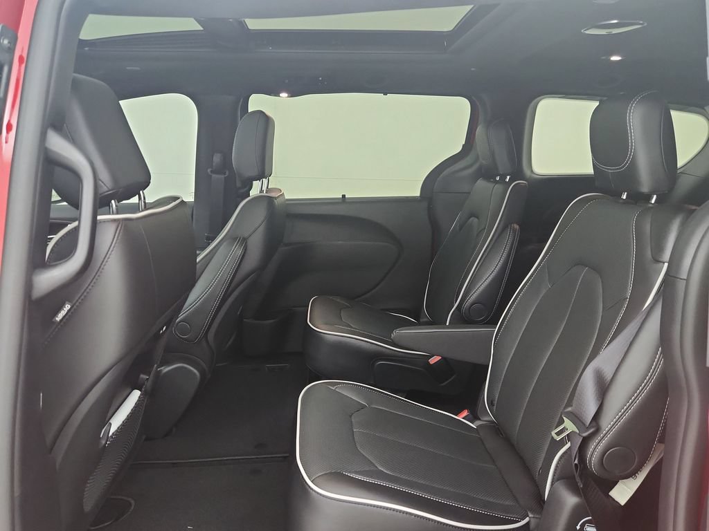 New 2027 Chrysler Pacifica Limited AWD/4WD image 30