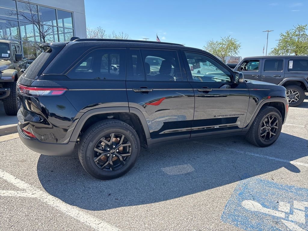 Used 2025 Jeep Grand Cherokee Altitude image 23