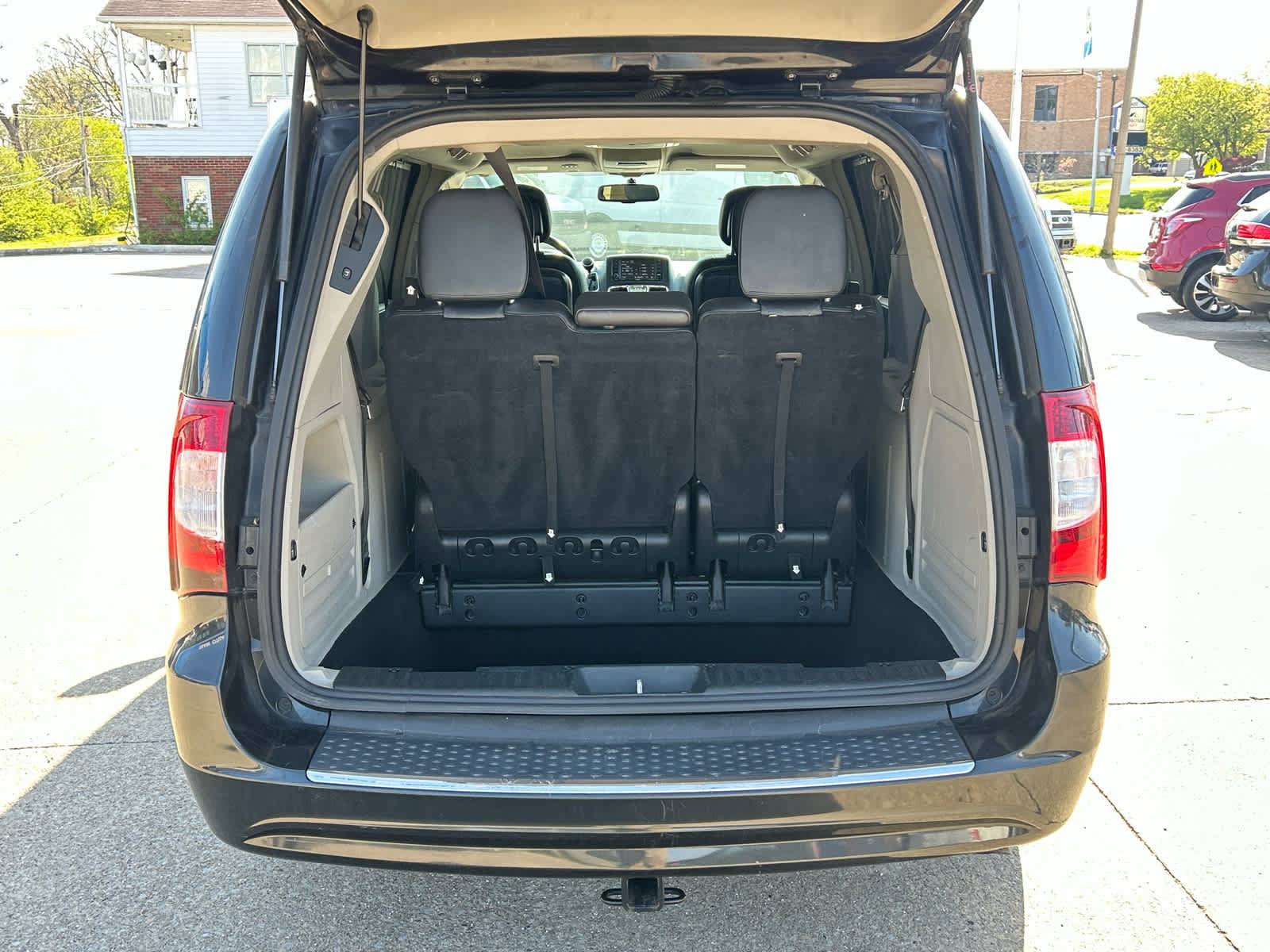 Used 2015 Chrysler Town & Country Touring FWD image 6