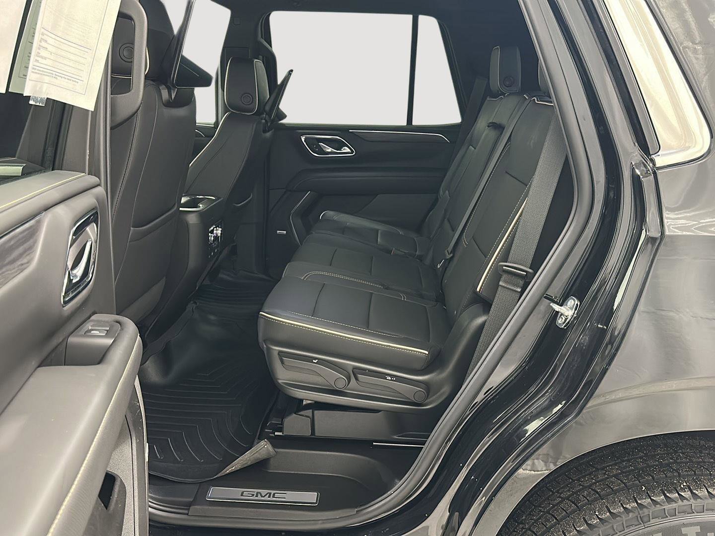 Used 2023 GMC Yukon SLT w/ SLT Luxury Package image 22