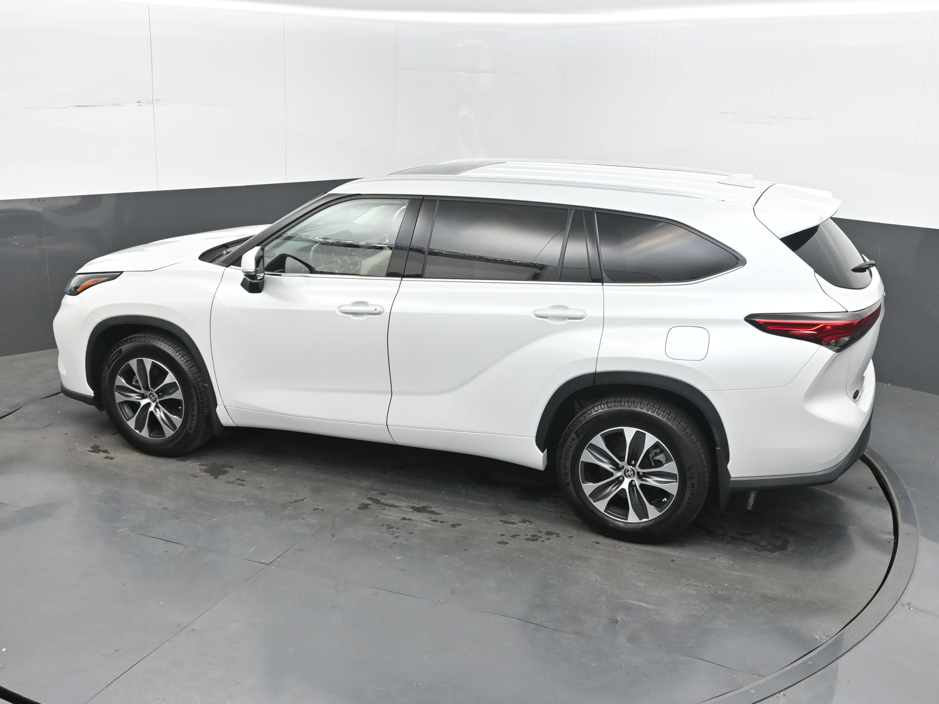 Used 2022 Toyota Highlander XLE AWD/4WD image 35