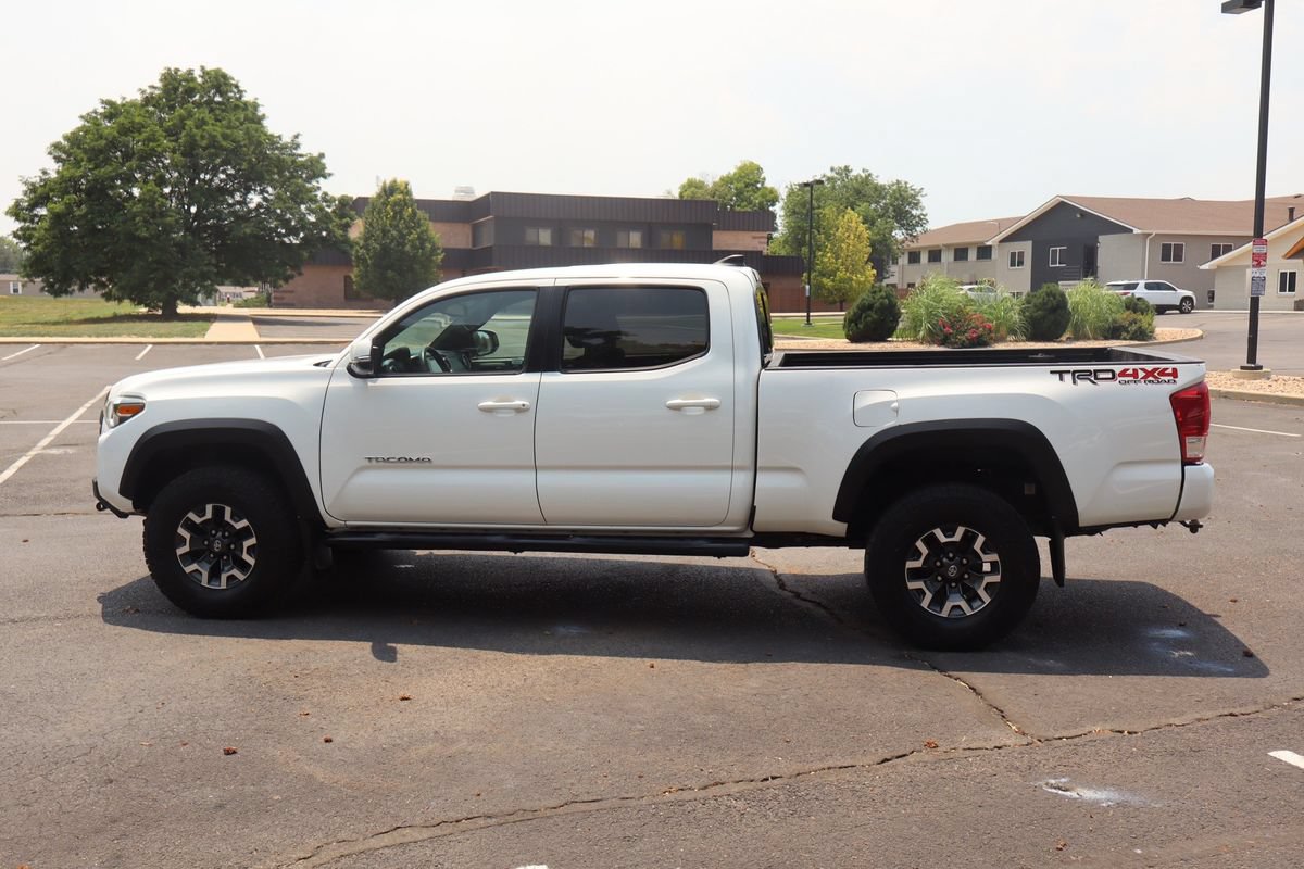 Used 2017 Toyota Tacoma TRD Off-Road w/ Premium & Technology Package AWD/4WD image 9