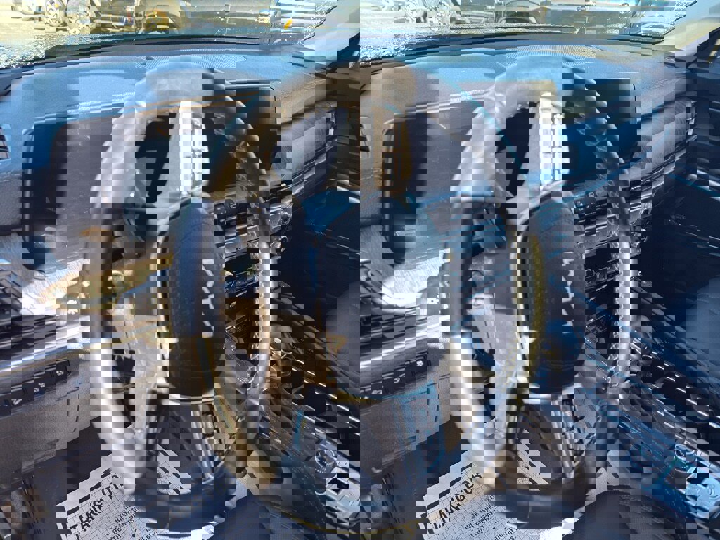 Used 2025 Kia Telluride EX w/ EX Captain's Chair Package image 11