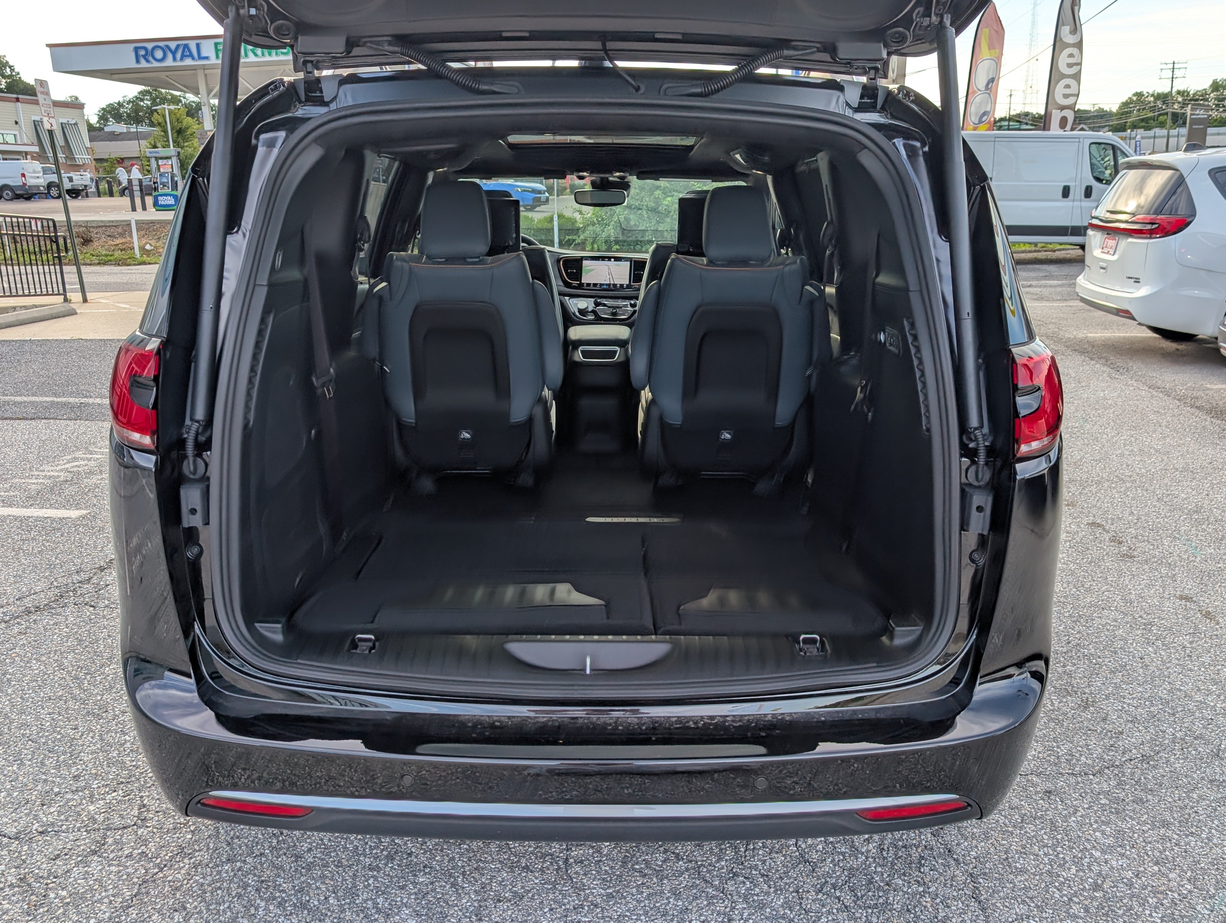 New 2027 Chrysler Pacifica Pinnacle w/ Theater Group AWD/4WD image 12