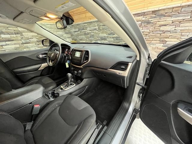 Used 2017 Jeep Cherokee Latitude w/ Cold Weather Group AWD/4WD image 40