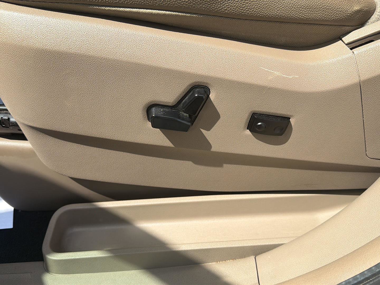 Used 2016 Chrysler Town & Country Touring FWD image 18