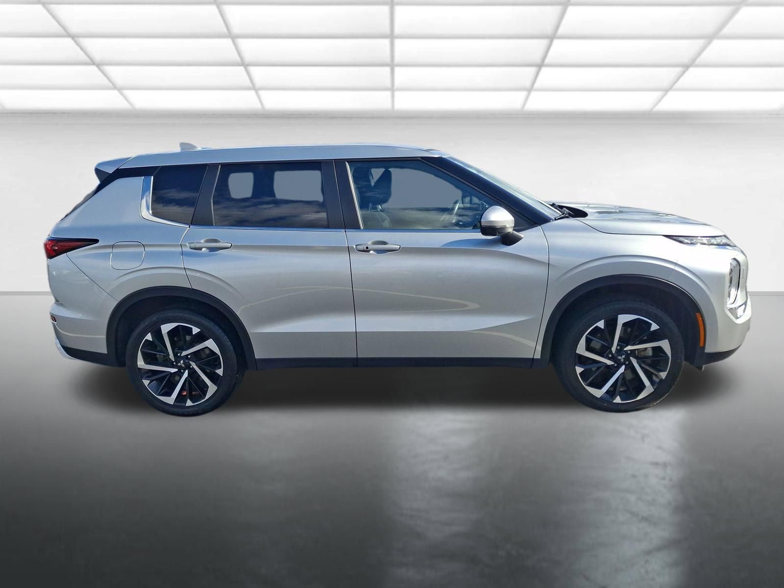 Used 2024 Mitsubishi Outlander SE image 2