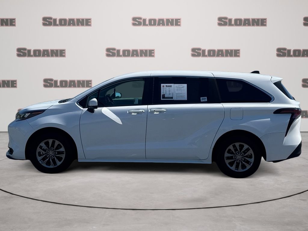 Used 2024 Toyota Sienna LE FWD image 2