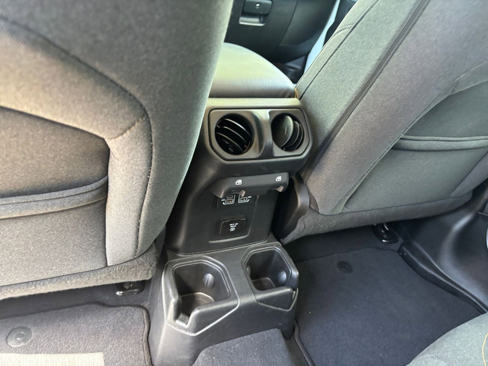 Used 2025 Jeep Wrangler Unlimited Sahara AWD/4WD image 23