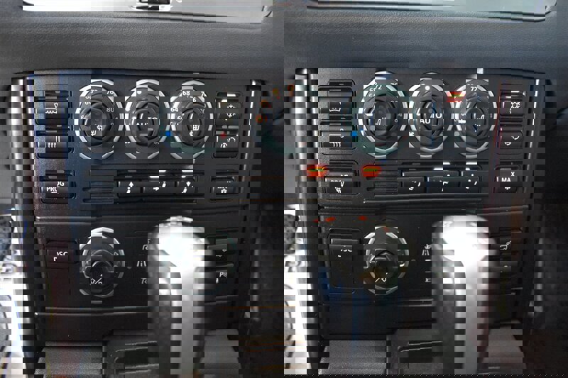 Used 2005 Land Rover Range Rover HSE image 34