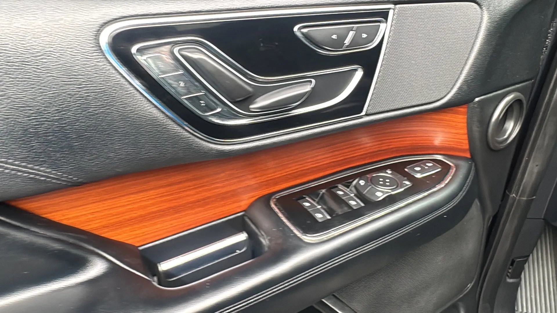 Used 2019 Lincoln Navigator Select RWD image 24