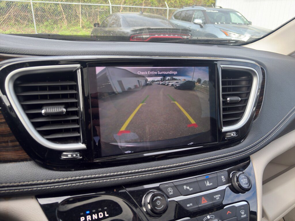 Used 2023 Chrysler Pacifica Limited image 10