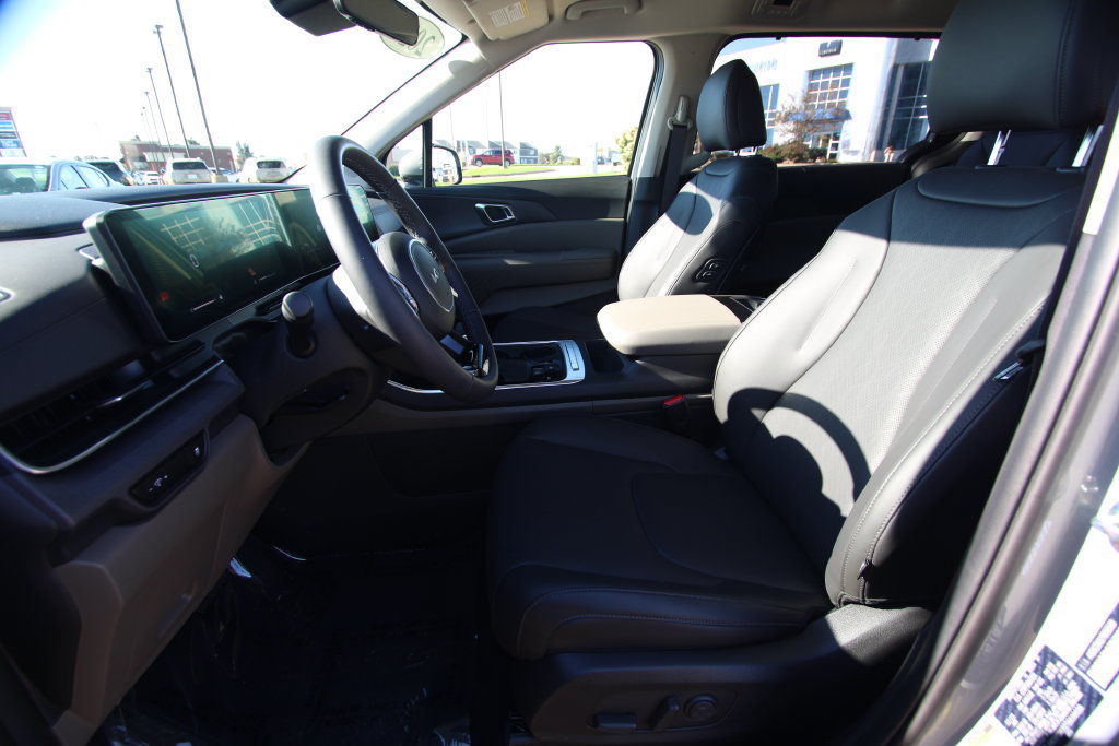 Used 2026 Kia Carnival EX FWD image 6