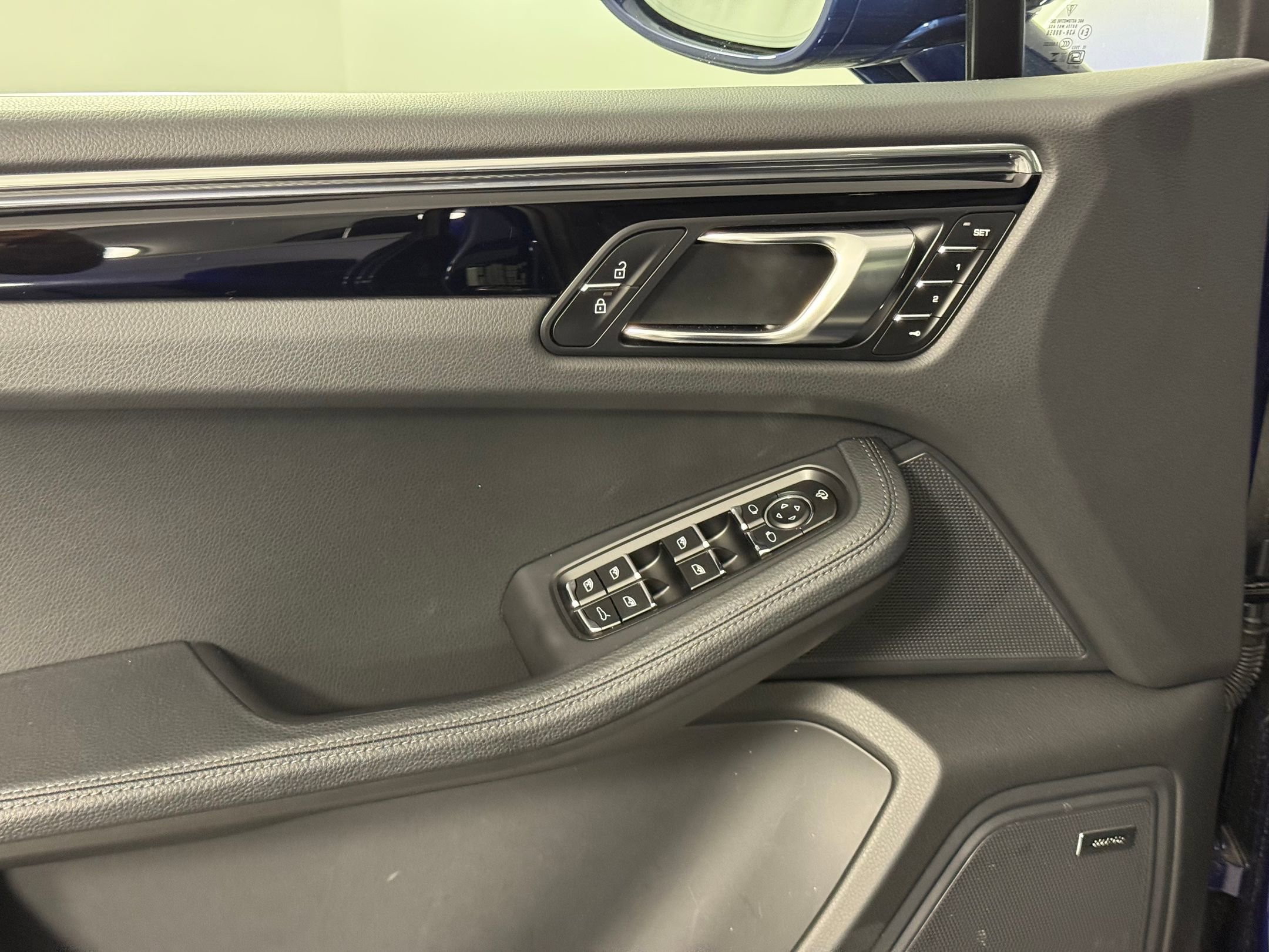 Certified 2025 Porsche Macan AWD/4WD image 14