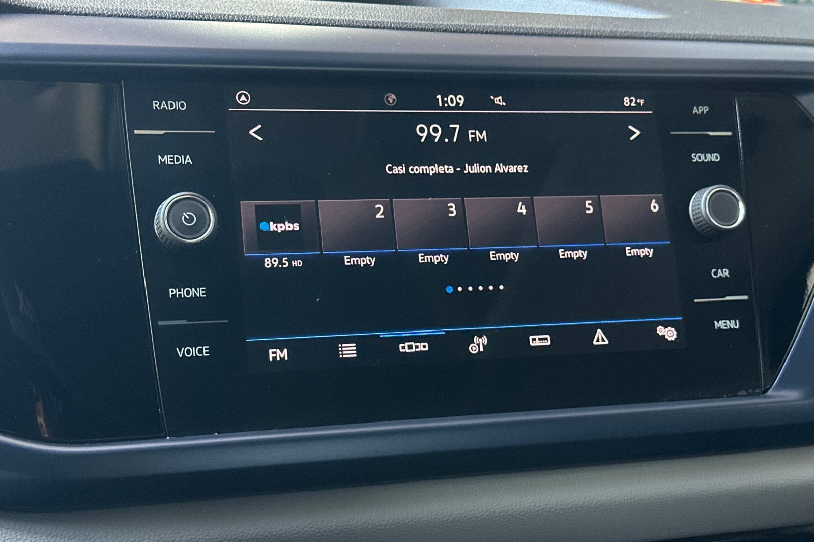 Used 2023 Volkswagen Taos SE w/ Panoramic Sunroof Package FWD image 18