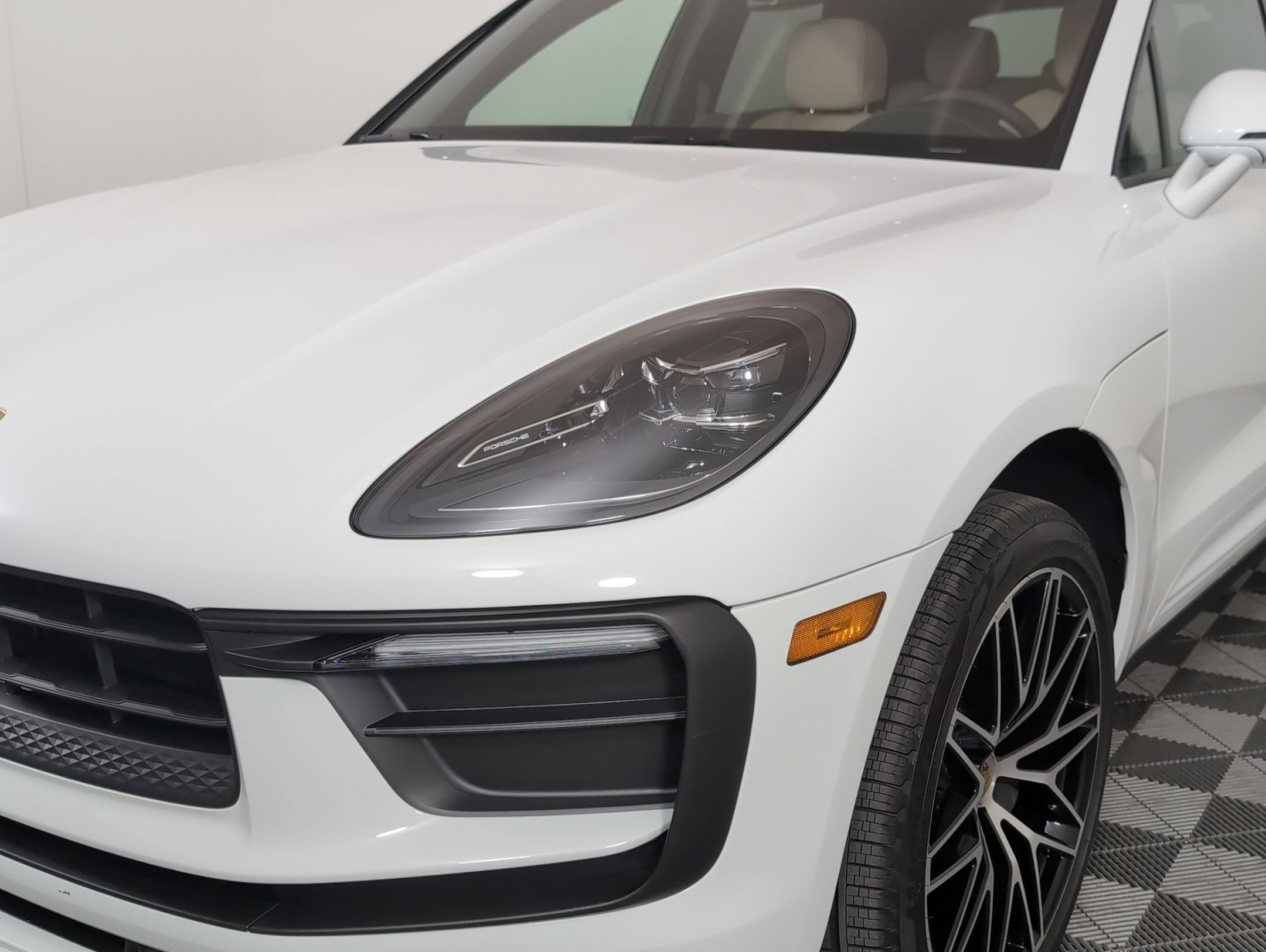 Certified 2025 Porsche Macan AWD/4WD image 13