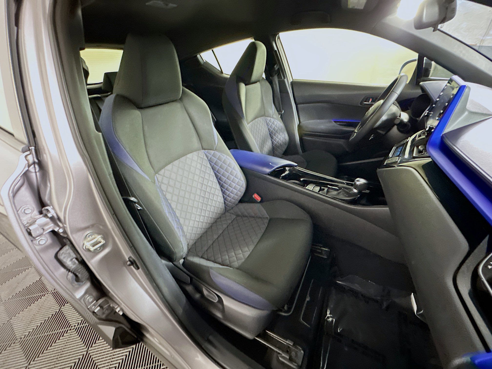 Used 2020 Toyota C-HR XLE FWD image 28