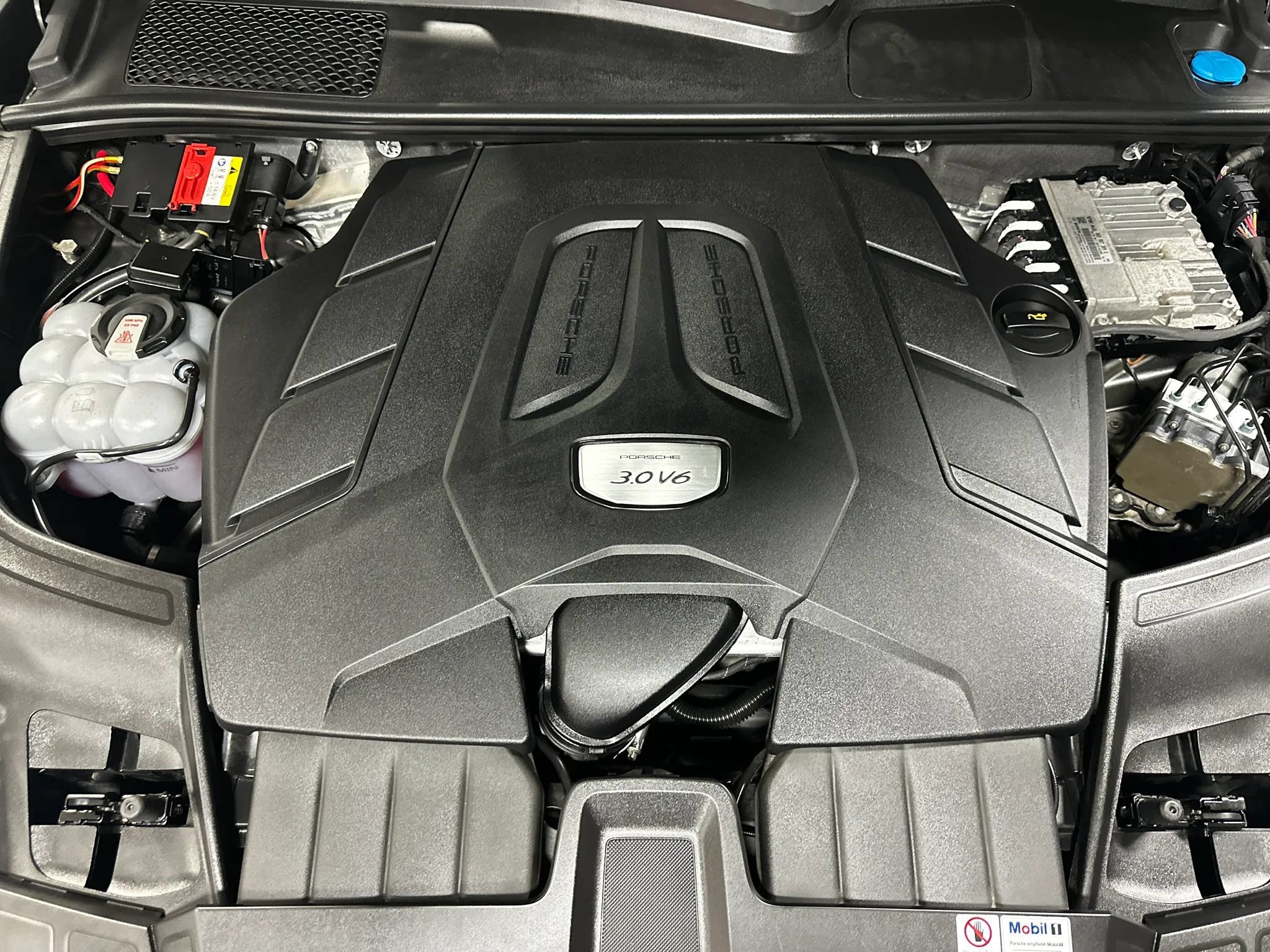Used 2022 Porsche Cayenne AWD/4WD image 23