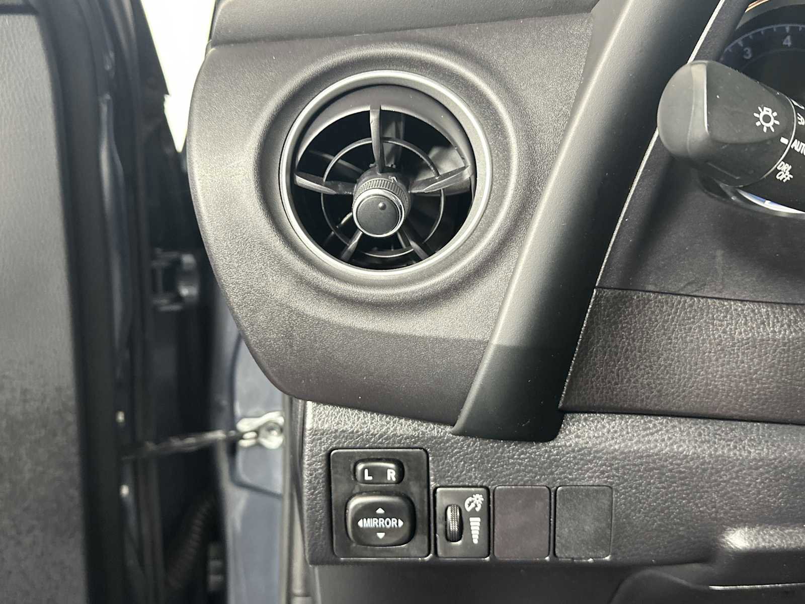 Used 2017 Toyota Corolla SE FWD image 23