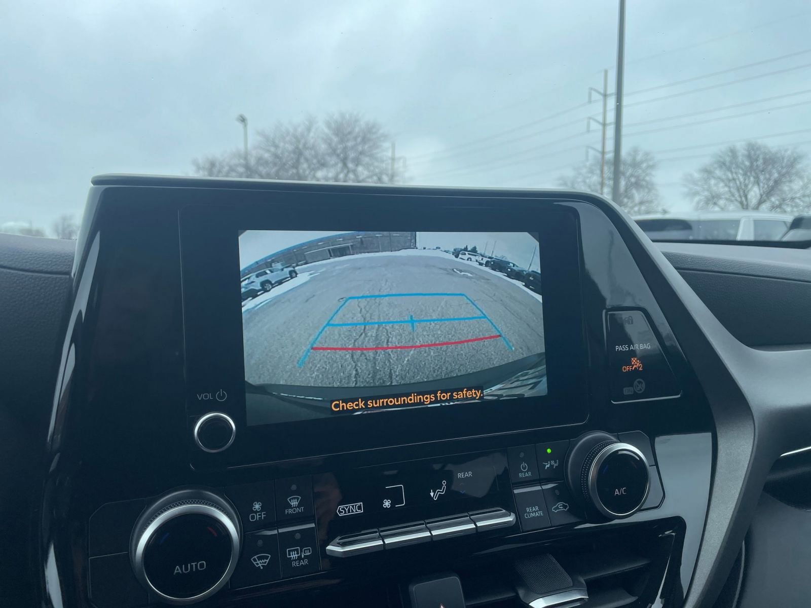 Used 2025 Toyota Highlander LE image 25