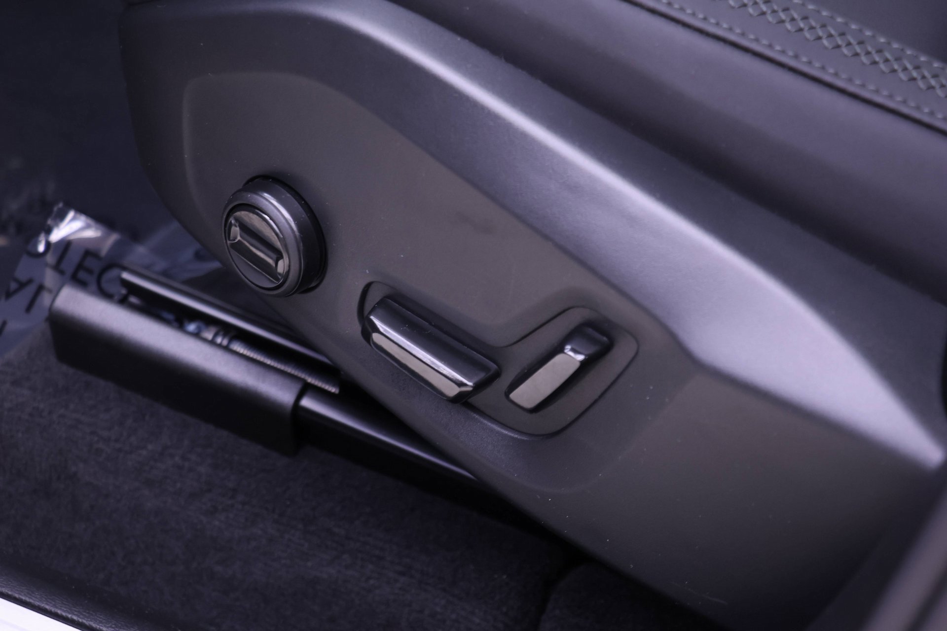 Certified 2026 Volvo XC60 B5 Plus w/ Protection Package Premier image 22