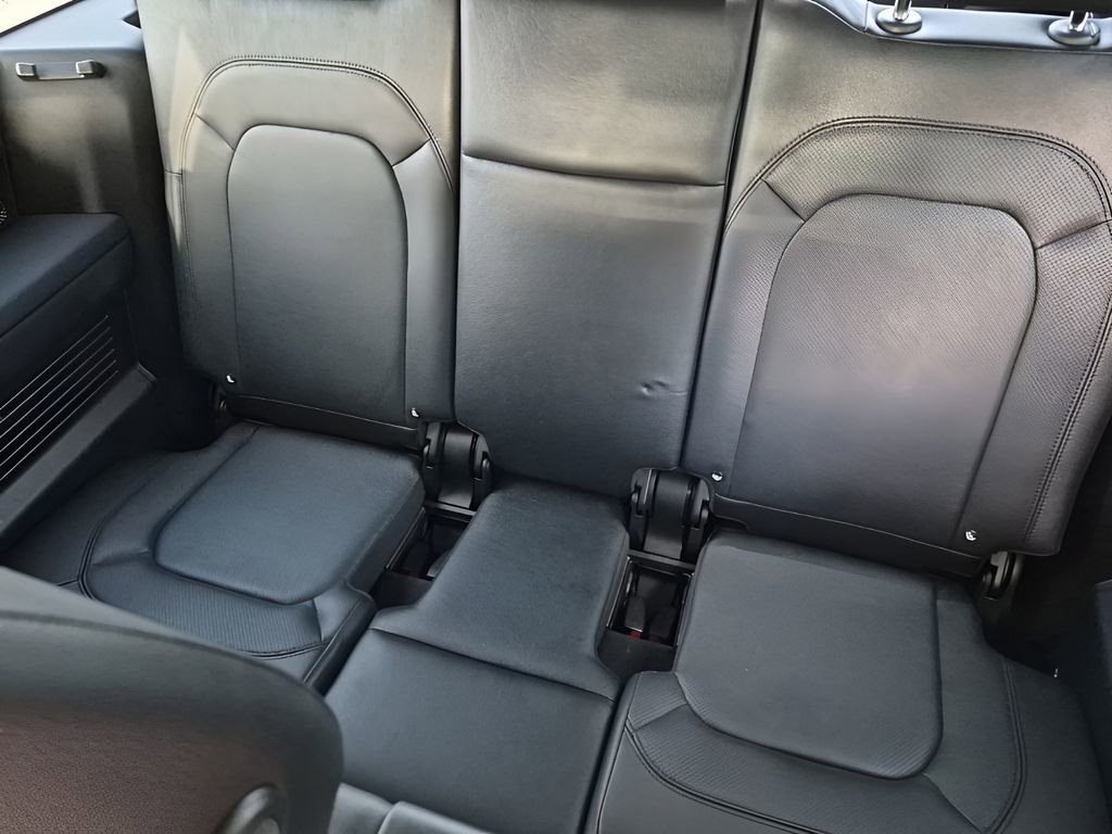 Used 2024 Land Rover Defender 130 X-Dynamic SE image 31