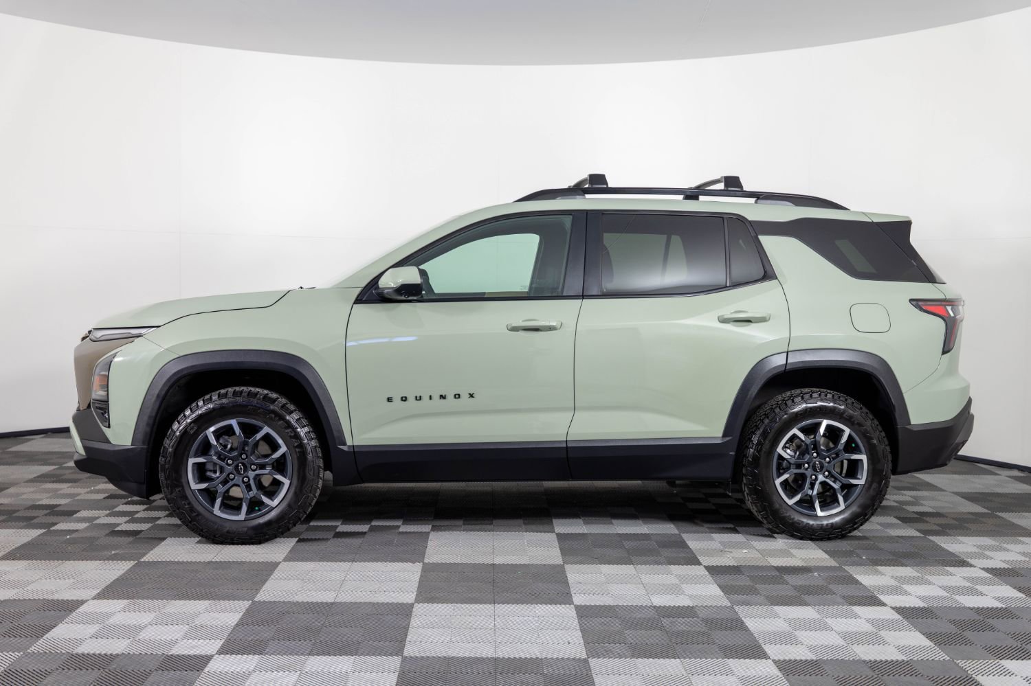 Used 2025 Chevrolet Equinox ACTIV w/ Safety and Technology Package image 3