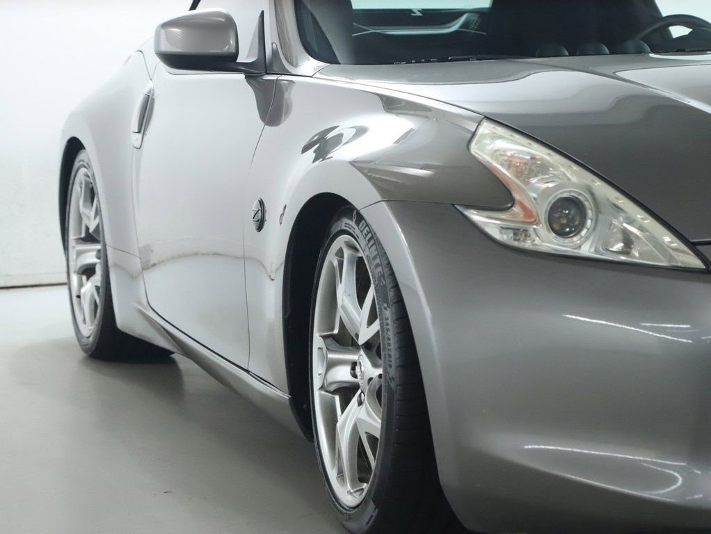 Used 2010 Nissan 370Z Roadster RWD image 10