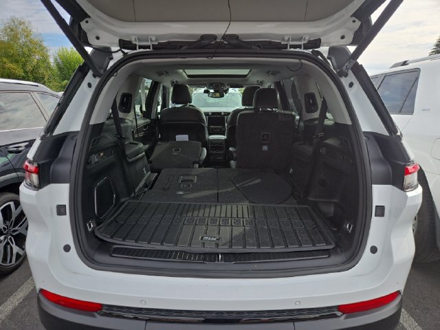 Used 2023 Jeep Grand Cherokee L Limited w/ Black Appearance Package AWD/4WD image 12