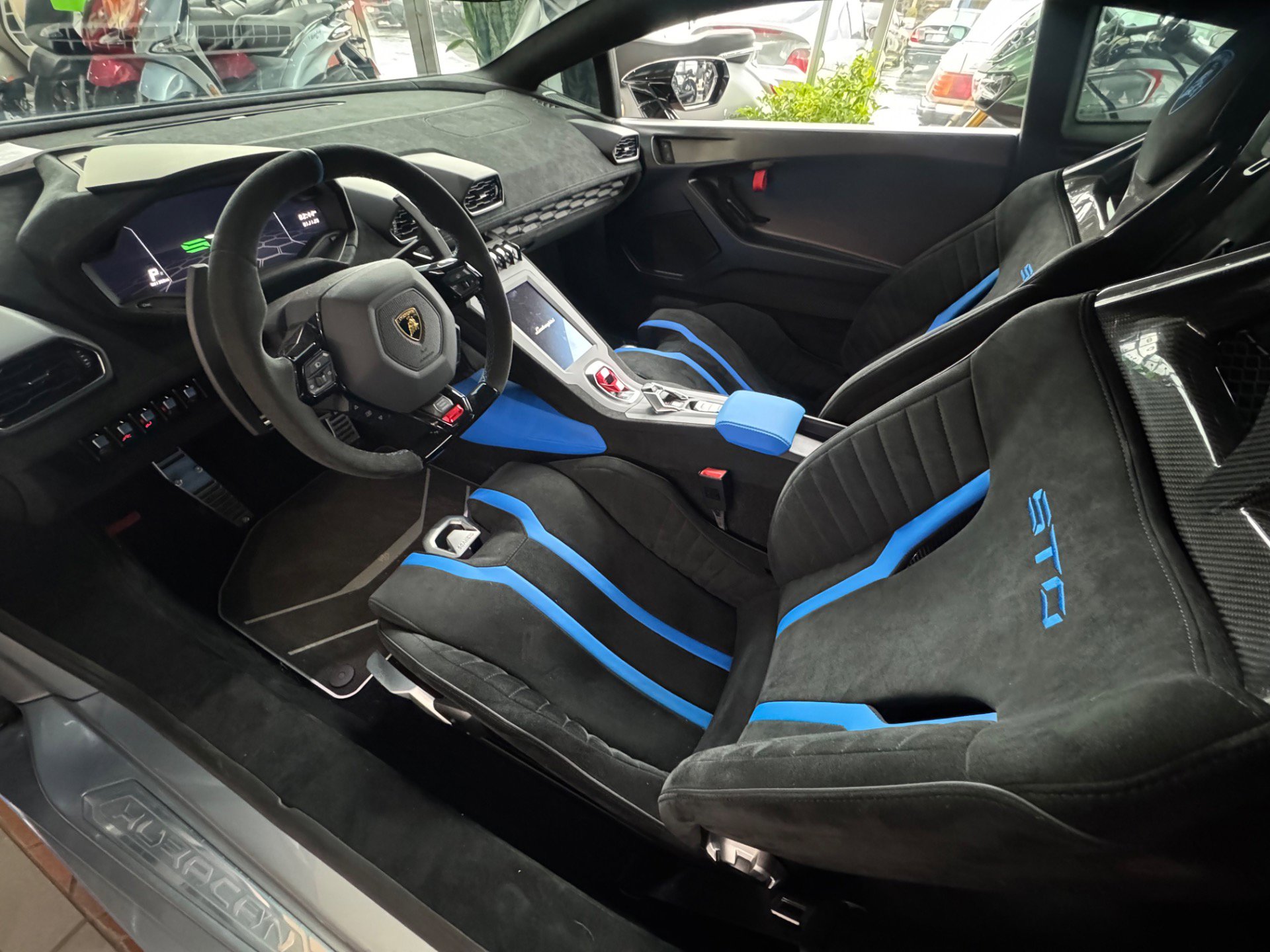 Used 2023 Lamborghini Huracan STO image 12