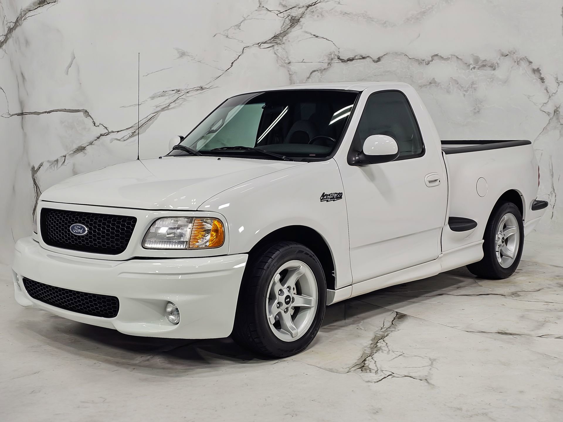 Used 2000 Ford F150 Lightning RWD image 9