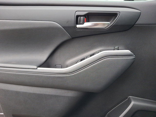 Used 2024 Toyota Highlander XLE image 12