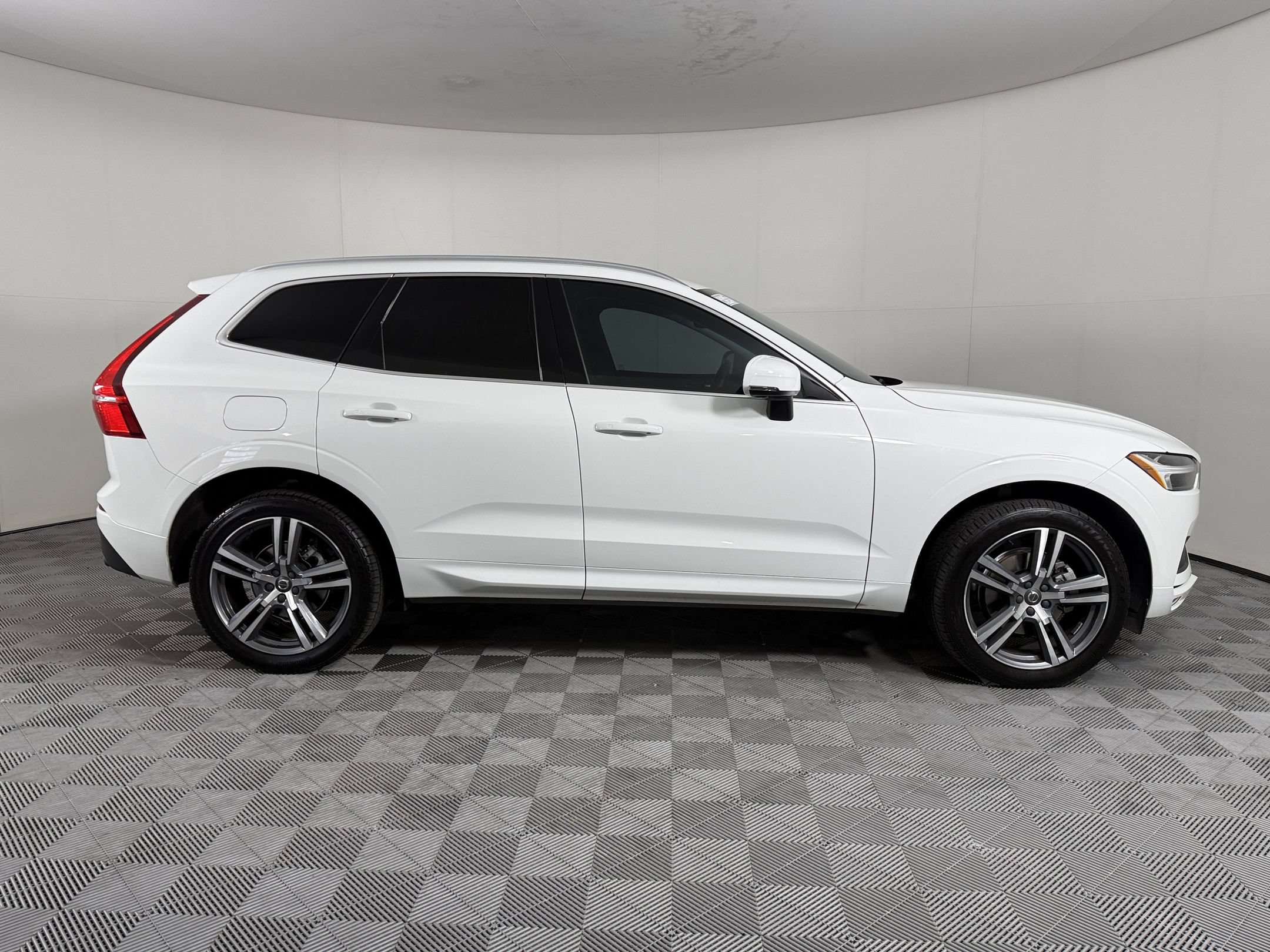 Used 2021 Volvo XC60 T5 Momentum w/ Premium Package AWD/4WD image 8