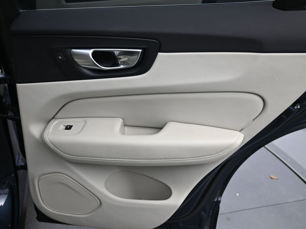 Certified 2023 Volvo XC60 B5 Ultimate w/ Protection Package Premier image 16
