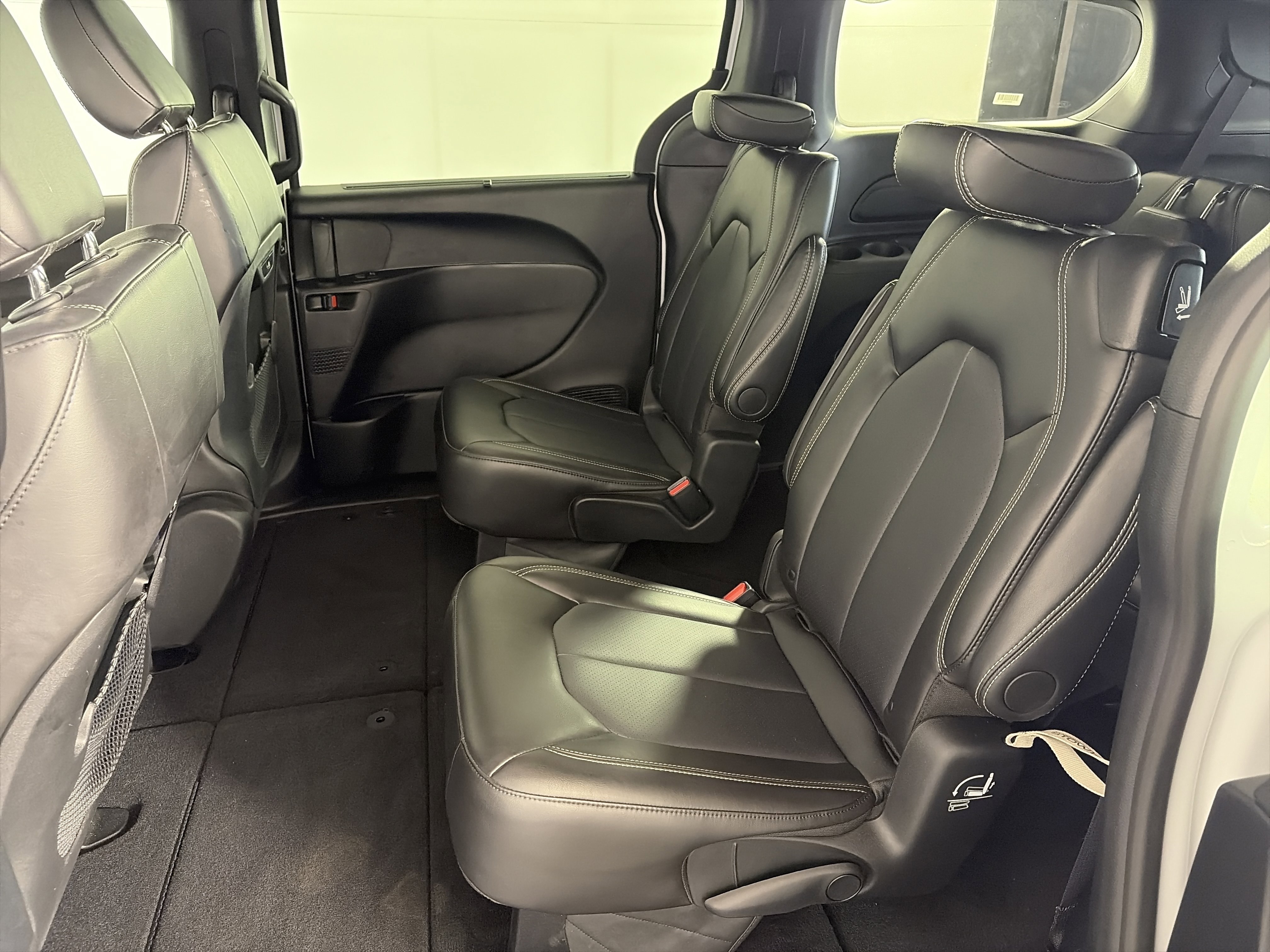 Used 2026 Chrysler Pacifica Select image 7