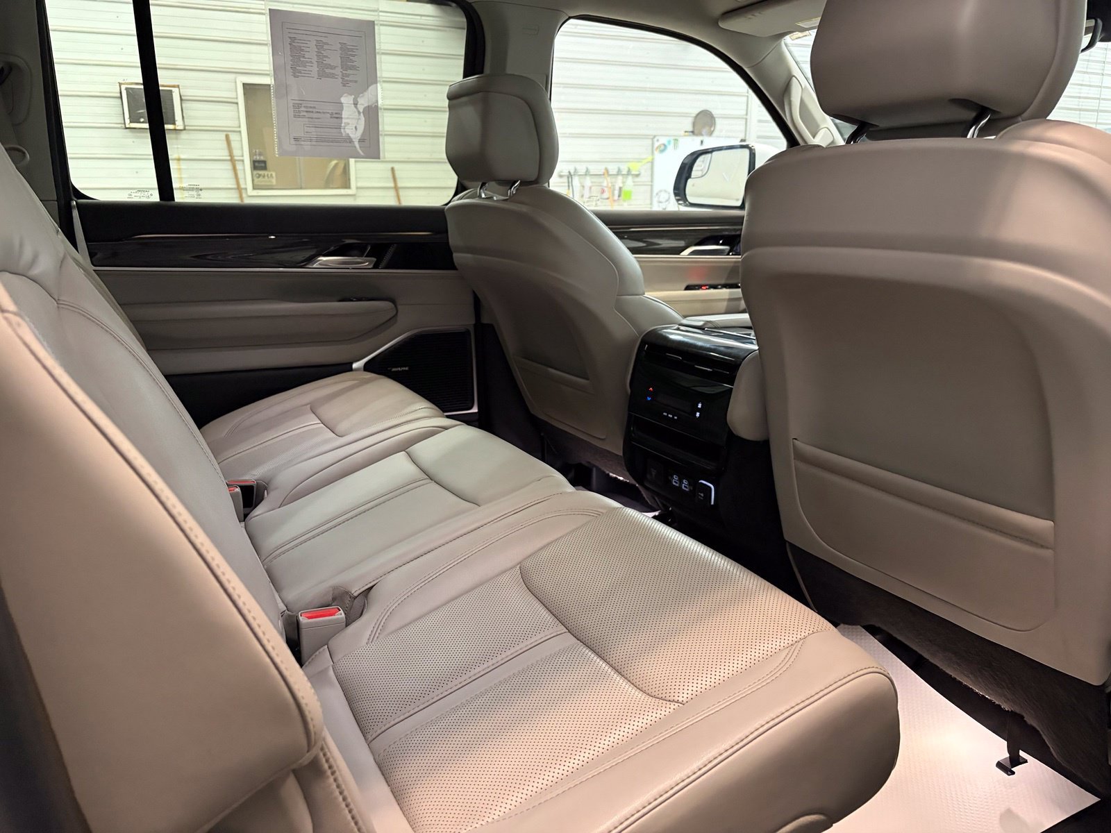 Used 2022 Jeep Wagoneer Series II AWD/4WD image 32
