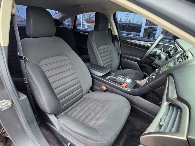 Used 2017 Ford Fusion SE w/ Fusion SE Technology Package FWD image 11