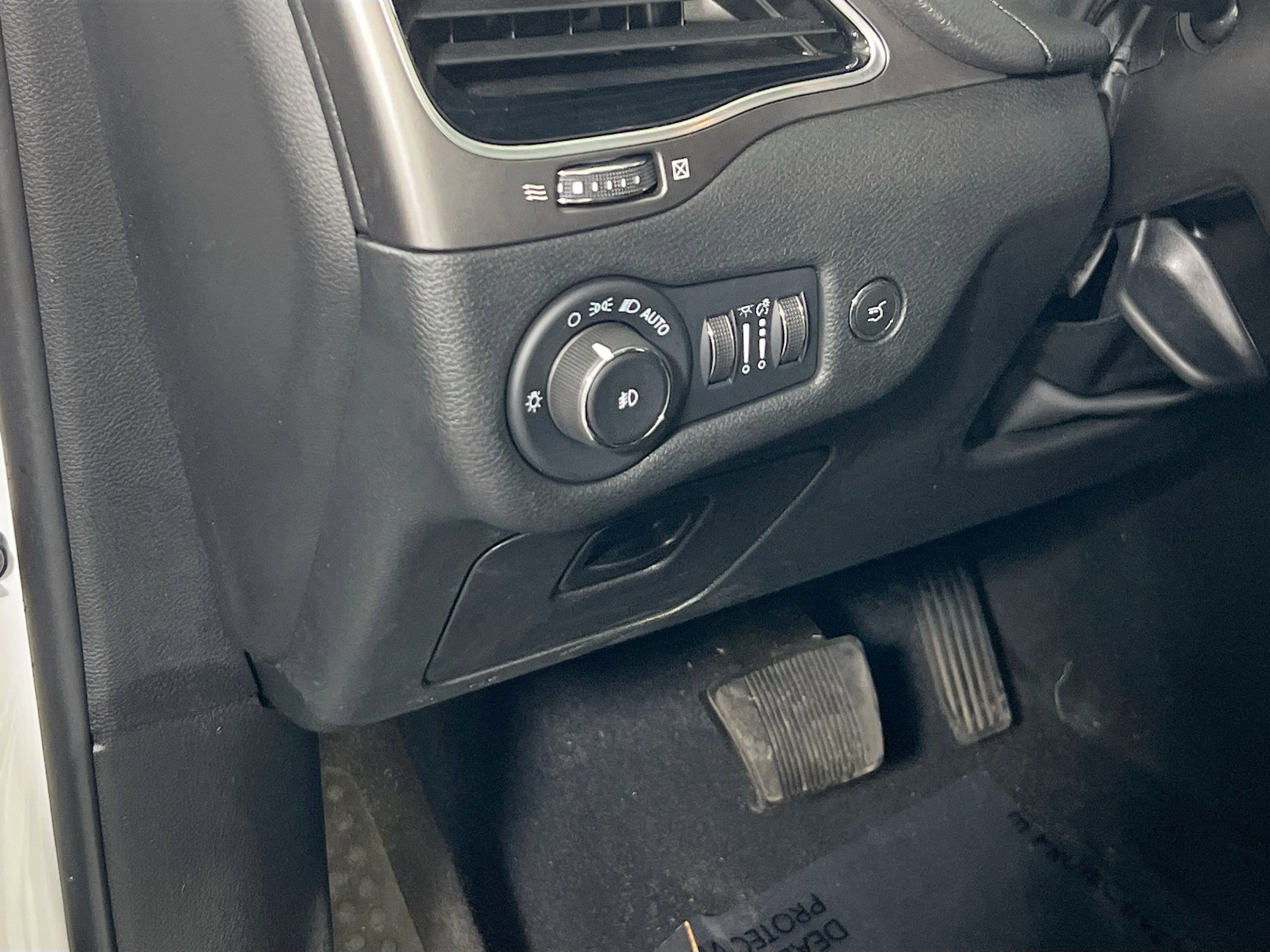 Used 2022 Jeep Cherokee Limited AWD/4WD image 10