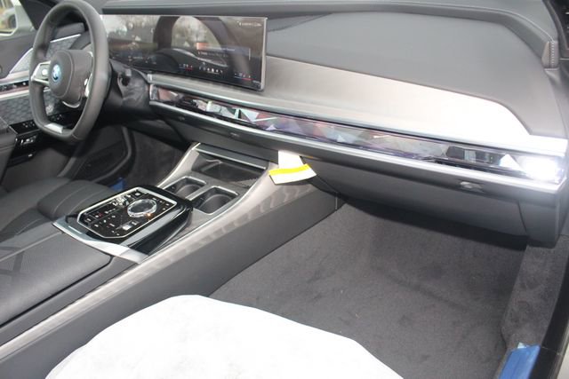 Used 2025 BMW i7 eDrive50 image 24