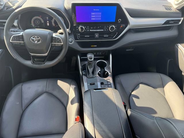 Used 2025 Toyota Highlander Platinum AWD/4WD image 18