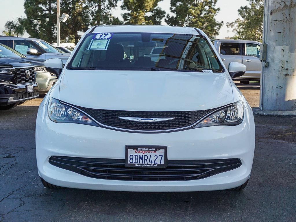 Used 2017 Chrysler Pacifica Touring w/ Tire & Wheel Group FWD image 2
