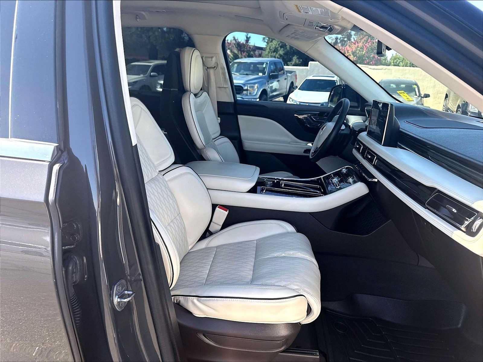 Used 2023 Lincoln Aviator Black Label AWD/4WD image 10