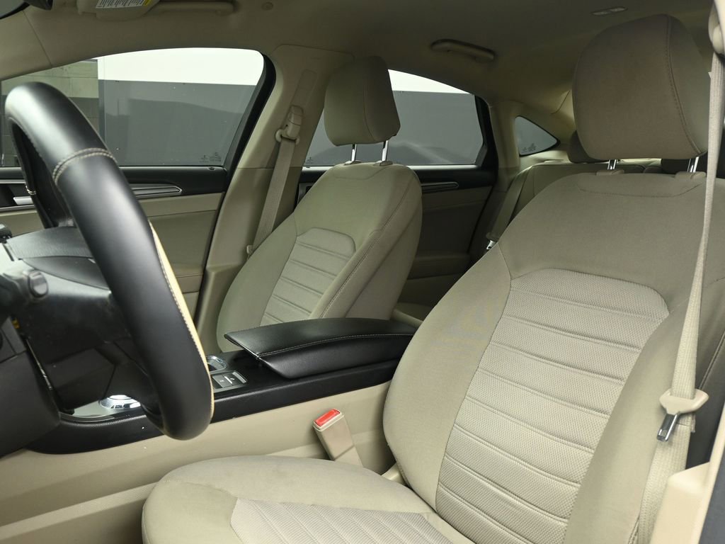 Used 2020 Ford Fusion SE image 4