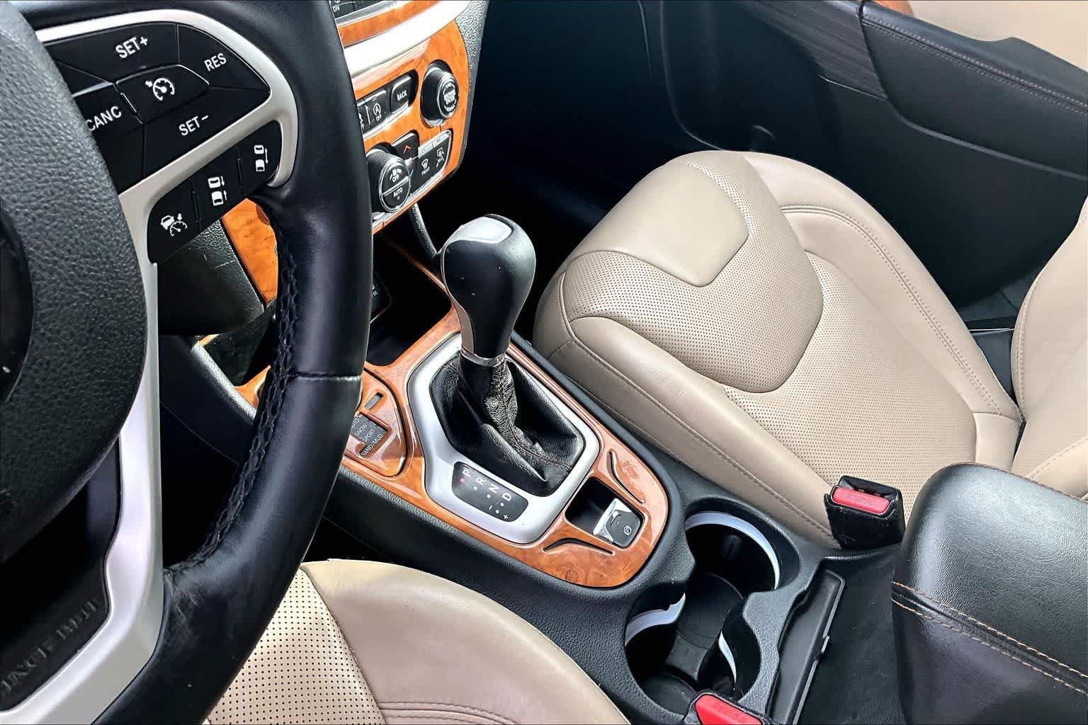Used 2015 Jeep Cherokee Limited w/ Luxury Group image 17
