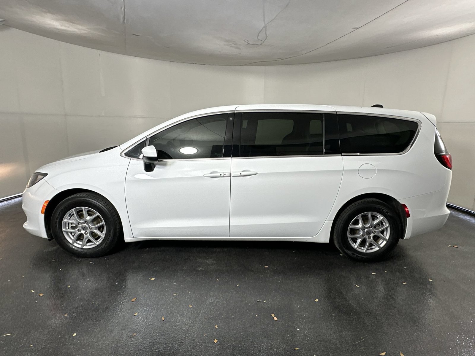 Used 2023 Chrysler Voyager LX FWD image 5